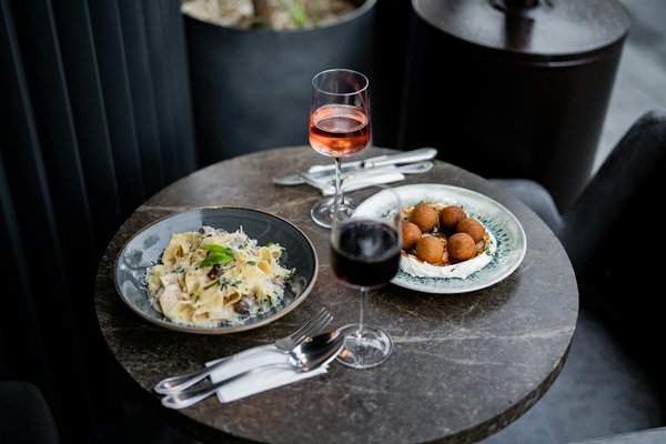 Transforming Restaurant Cleanliness and Productivity: Cutting-Edge Touchless Technology Solutions